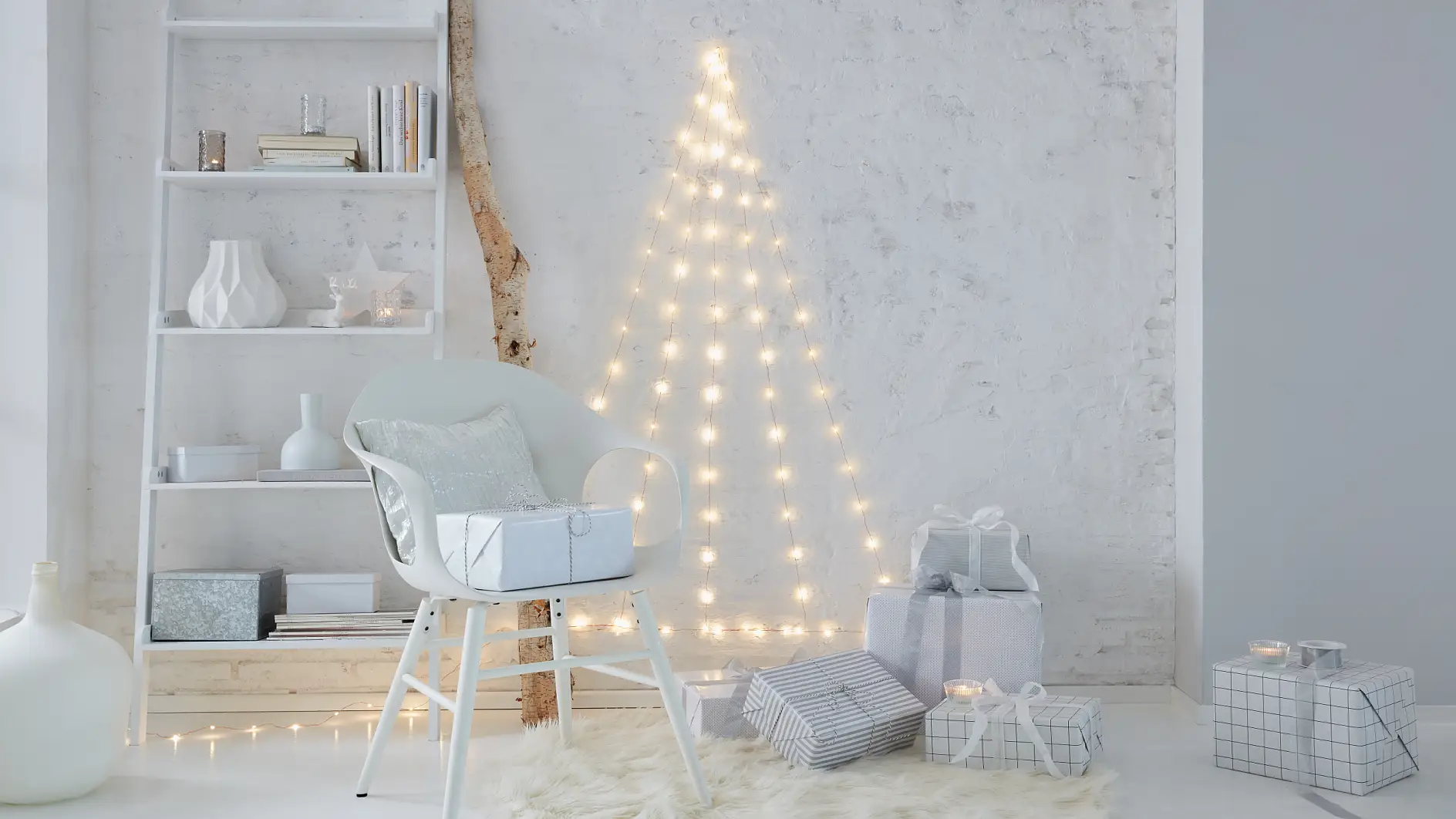 不需要用针，只需极低的维护费用： 不需要装饰的圣诞树。 制作带有LED仙女灯的圣诞树，用透明挂钩将灯挂到墙上去。