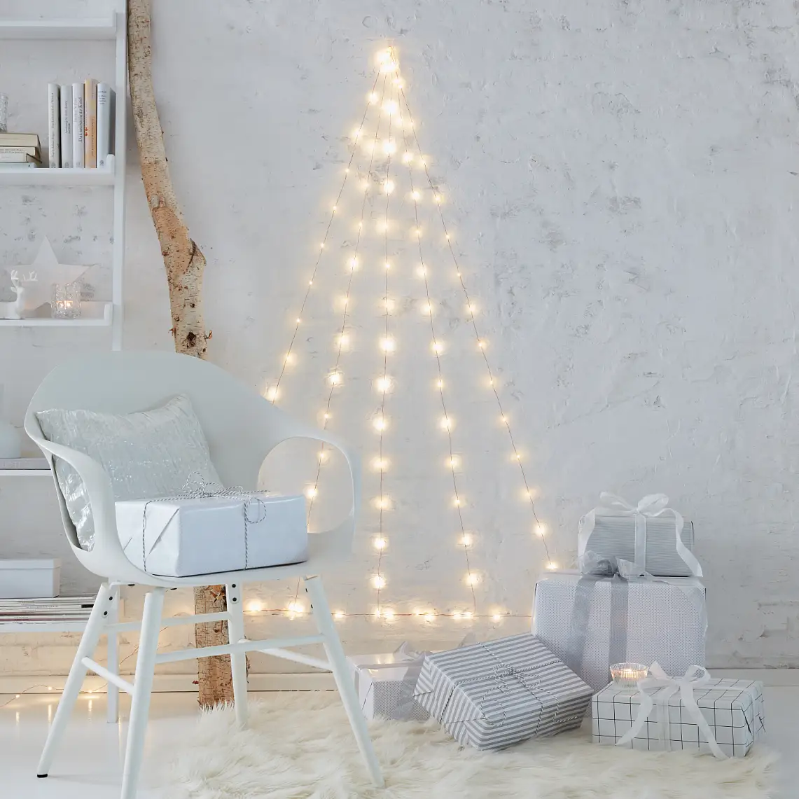 不需要用针，只需极低的维护费用： 不需要装饰的圣诞树。 制作带有LED仙女灯的圣诞树，用透明挂钩将灯挂到墙上去。