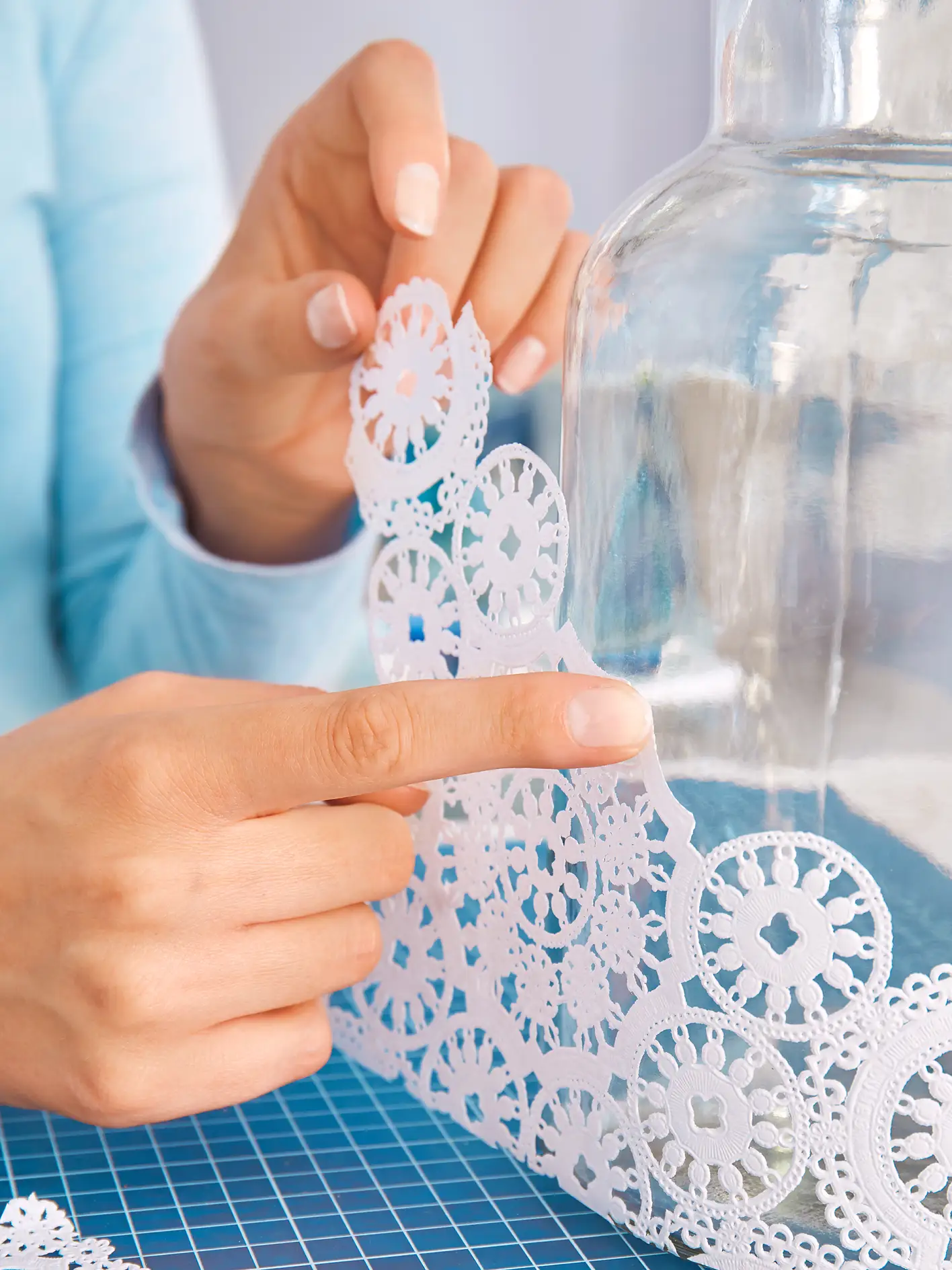 将桌布固定并粘贴在玻璃花瓶上，来制作属于您自己的手工花瓶