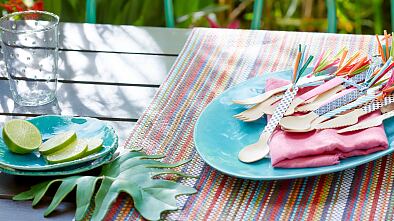 德莎trendpapier 19/Idee 3: Partybesteck / Aufmacher quer Picknickbesteck aus Holz sieht gewöhnlich recht langweilig aus. Wenn man die Griffe aber mit tesa® Deco Tape beklebt und dann noch mit Bastquasten verziert, sind sie ruck, zuck sommertauglich.
