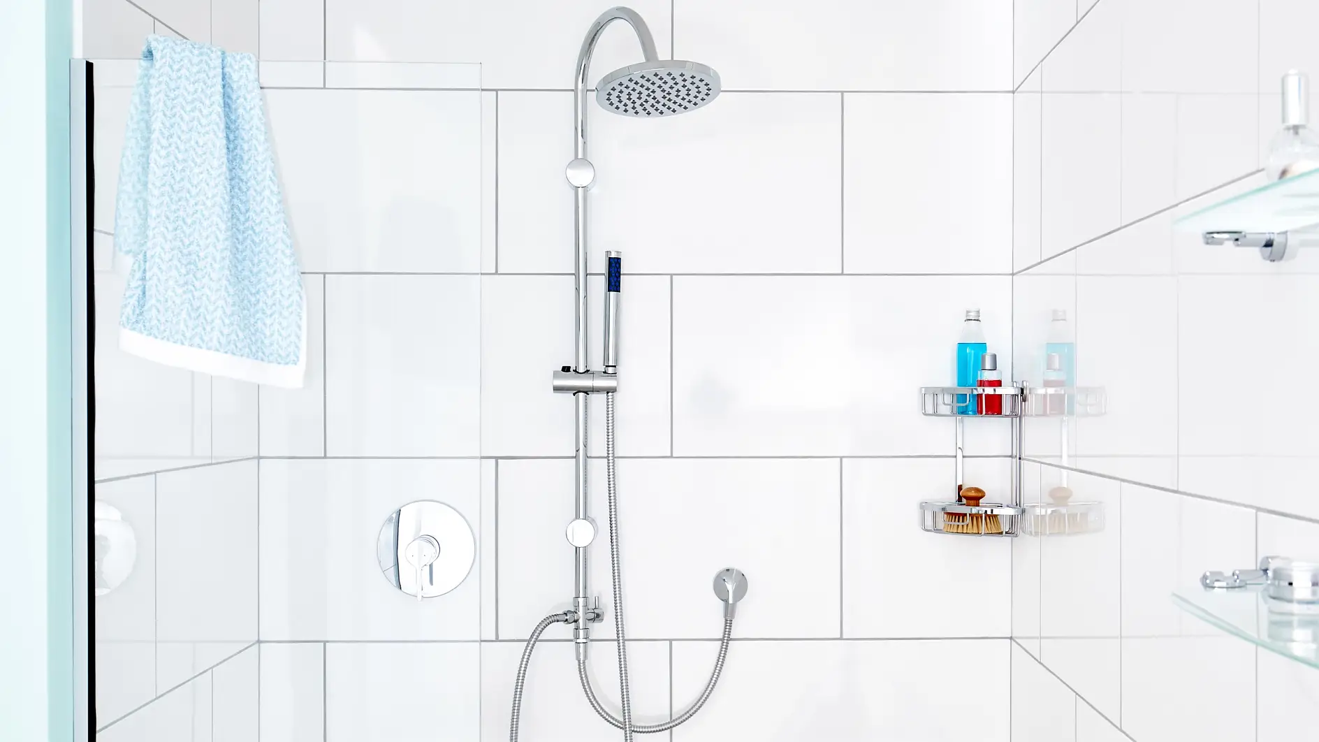 淋浴的中心部分 我们的简约淋浴杆设计可提升您的淋浴水流和体验。