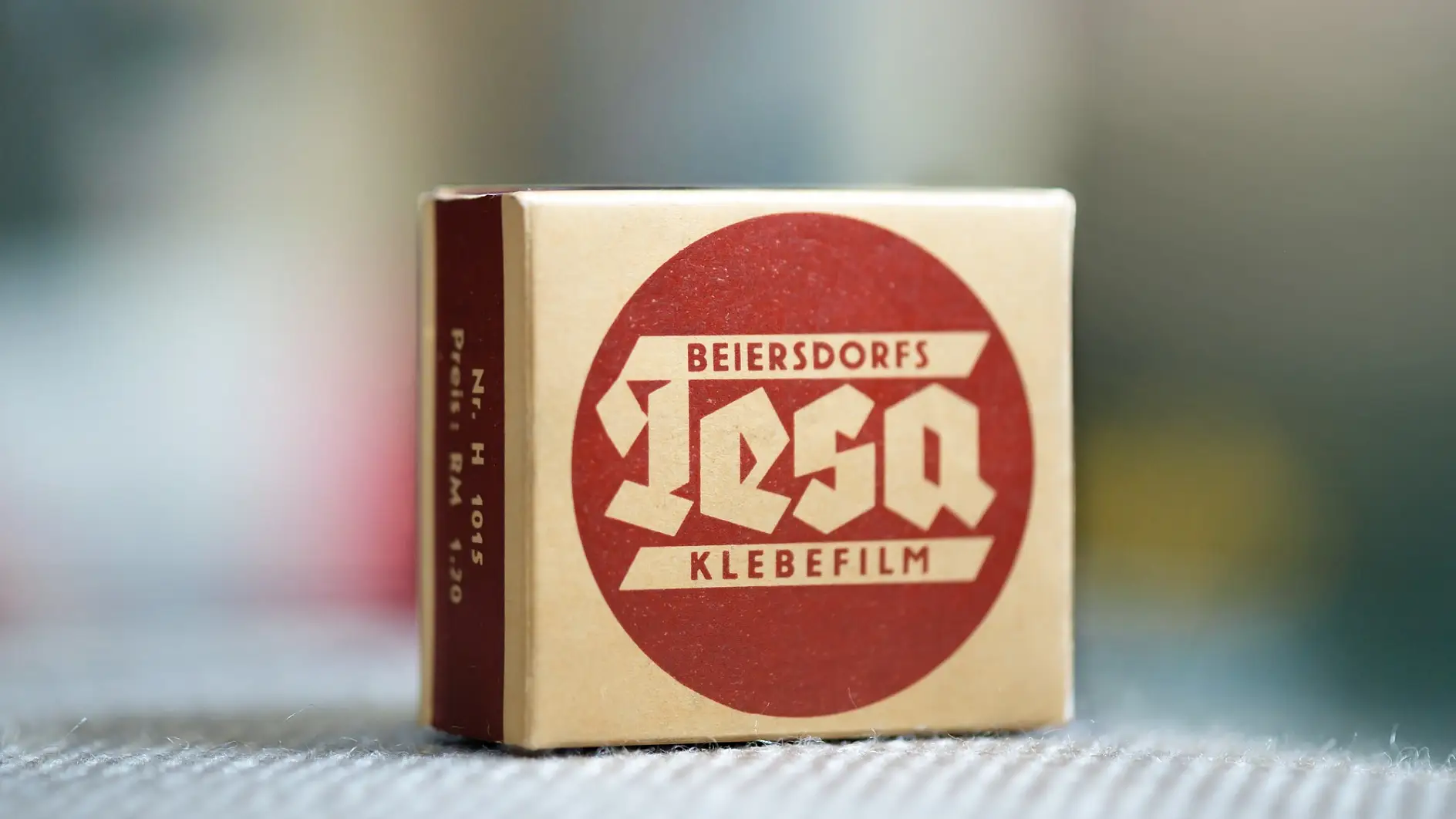 我们的经典产品是1936年带包装的tesafilm®透明胶带。