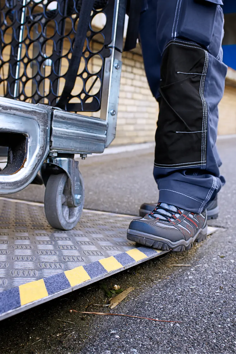 专业防滑胶带，为工匠提供最大的安全保障