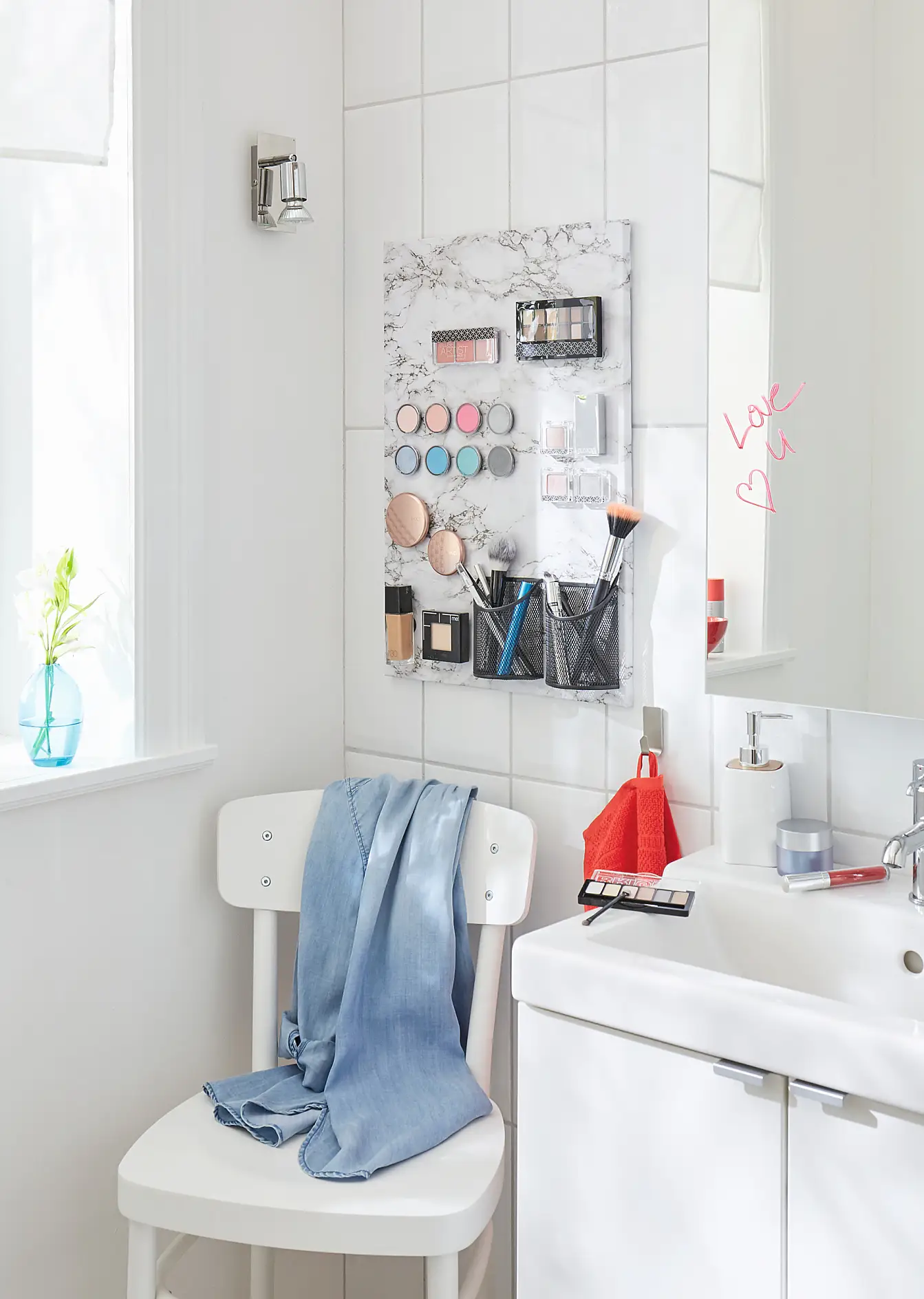 好好欣赏您自己制作的浴室化妆品磁铁墙吧!