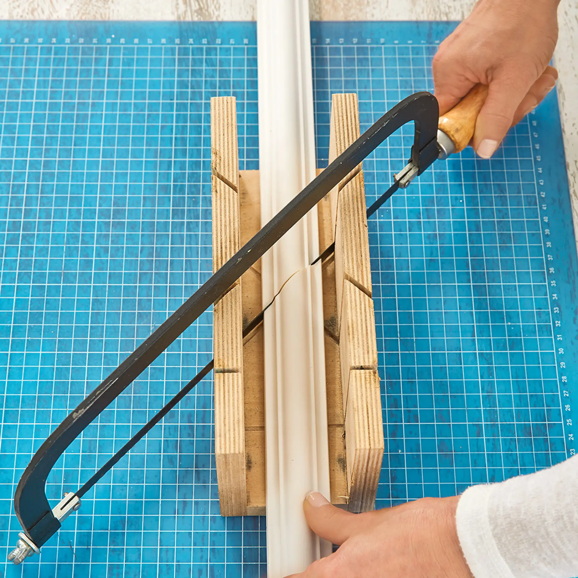 制作手工制作床头板时，锯出完整长度的装饰石膏作品。