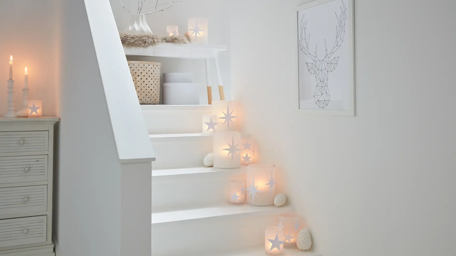 用蜡烛来装饰楼梯（以安全方式！），十分醒目，也非常漂亮。 特别是用纸星星装饰手工烛台时更是如此。