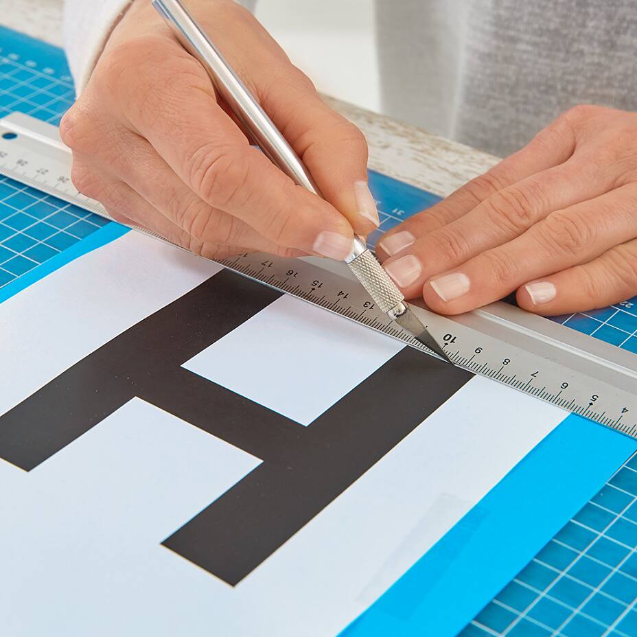 步骤04:剪字母 用刻刀切出字母形状。