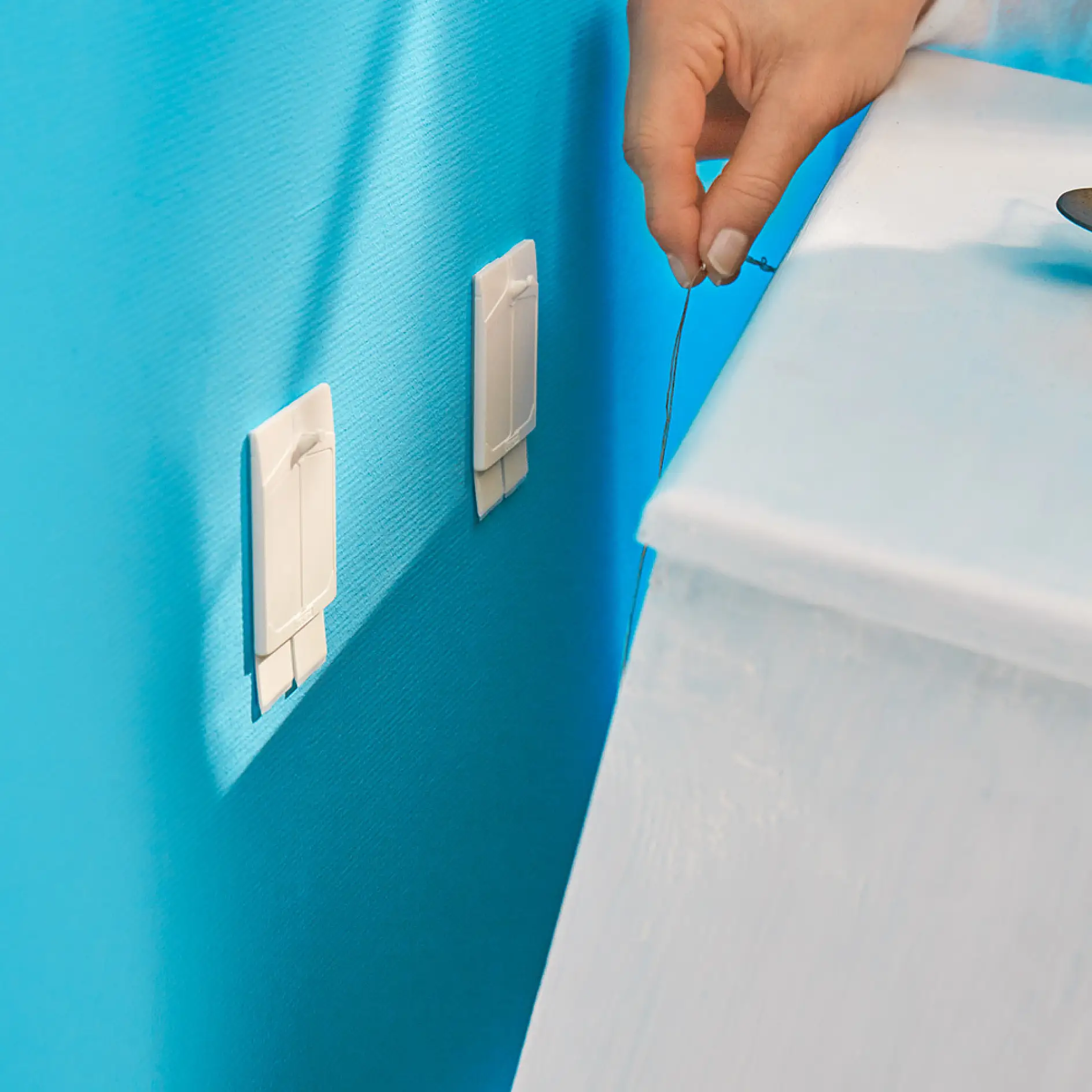 使用tesa®墙纸与石膏用可调无痕挂钉（2公斤）来挂起手工制作床头柜