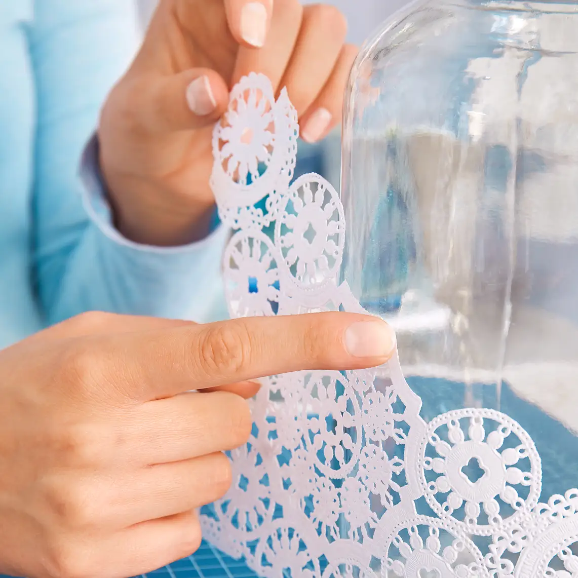 将桌布固定并粘贴在玻璃花瓶上，来制作属于您自己的手工花瓶