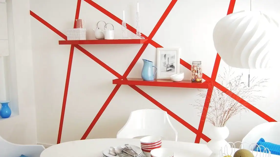 利用tesa®遮蔽胶带实现红色条状墙体设计。 为您的居室提供新颖而独特的墙体设计创意。