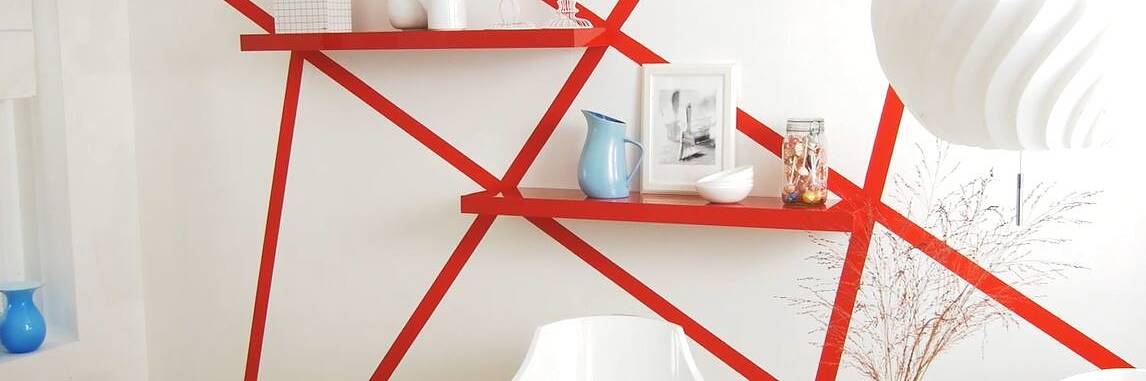 利用tesa®遮蔽胶带实现红色条状墙体设计。 为您的居室提供新颖而独特的墙体设计创意。