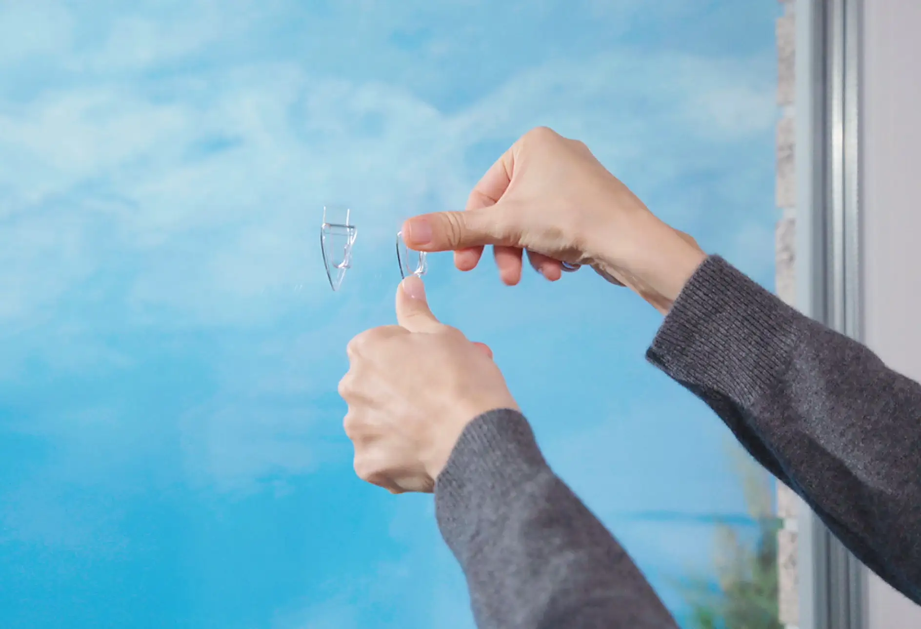 贴上tesa®透明玻璃用无痕挂钩（0.2公斤）。