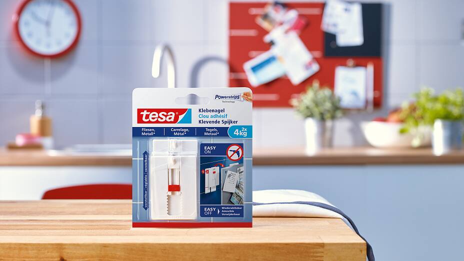 使用tesa®瓷砖与金属用可调无痕挂钉(4公斤)的方法。 使用tesa®瓷砖与金属用可调无痕挂钉(4公斤)的方法。