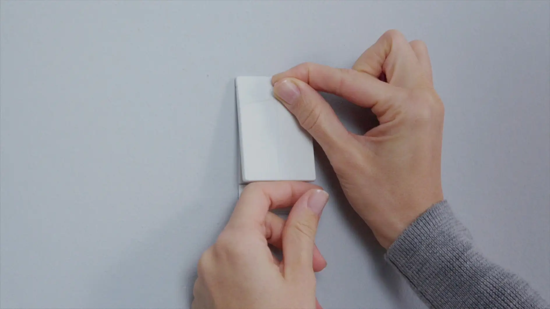 贴上tesa®墙纸与石膏用无痕挂钉（2公斤）。