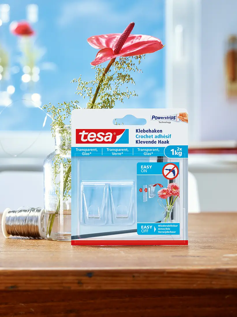 使用tesa®透明玻璃用无痕挂钩（1公斤）的方法。