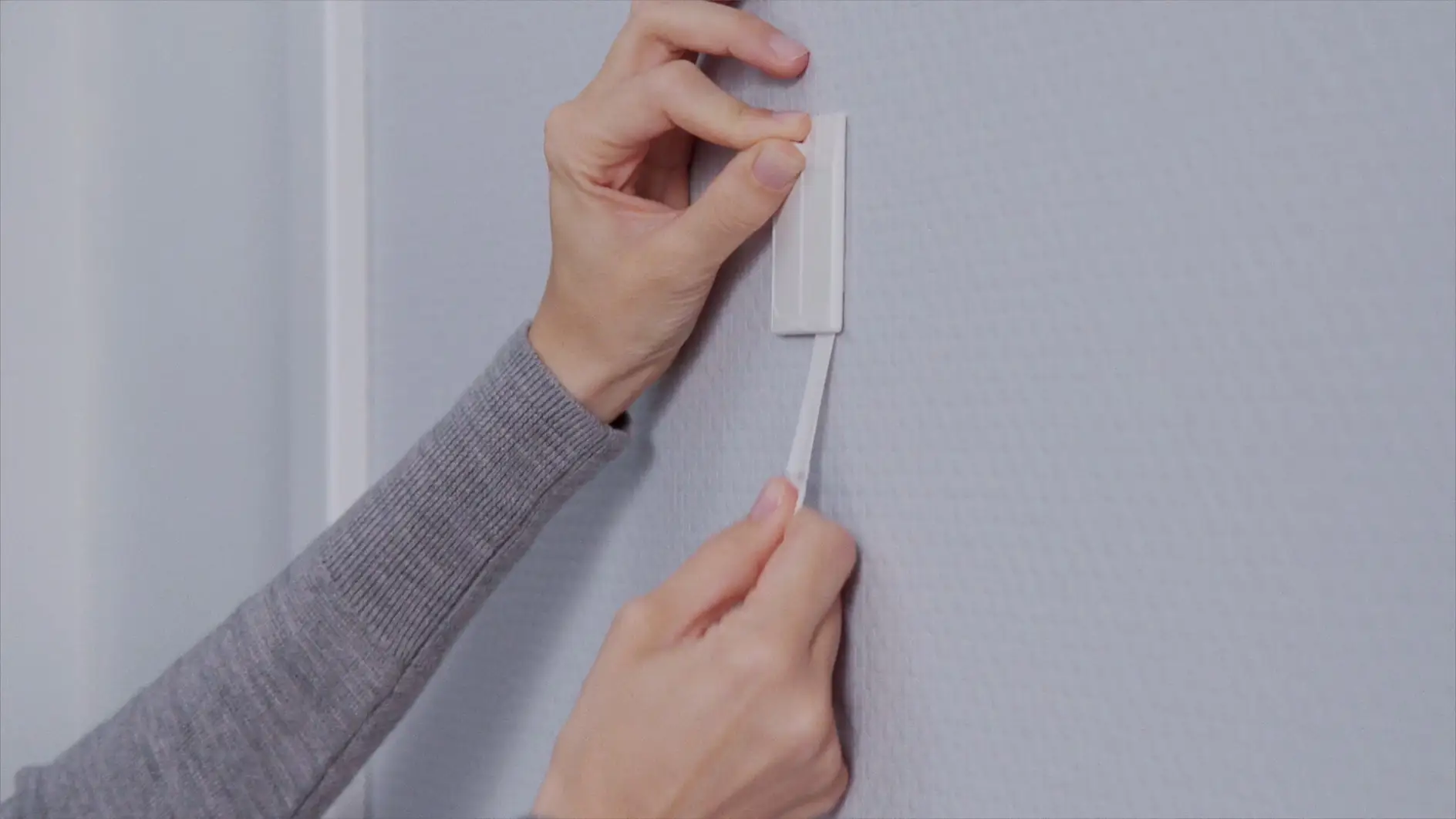移除tesa®墙纸与石膏用无痕挂钉（2公斤）。