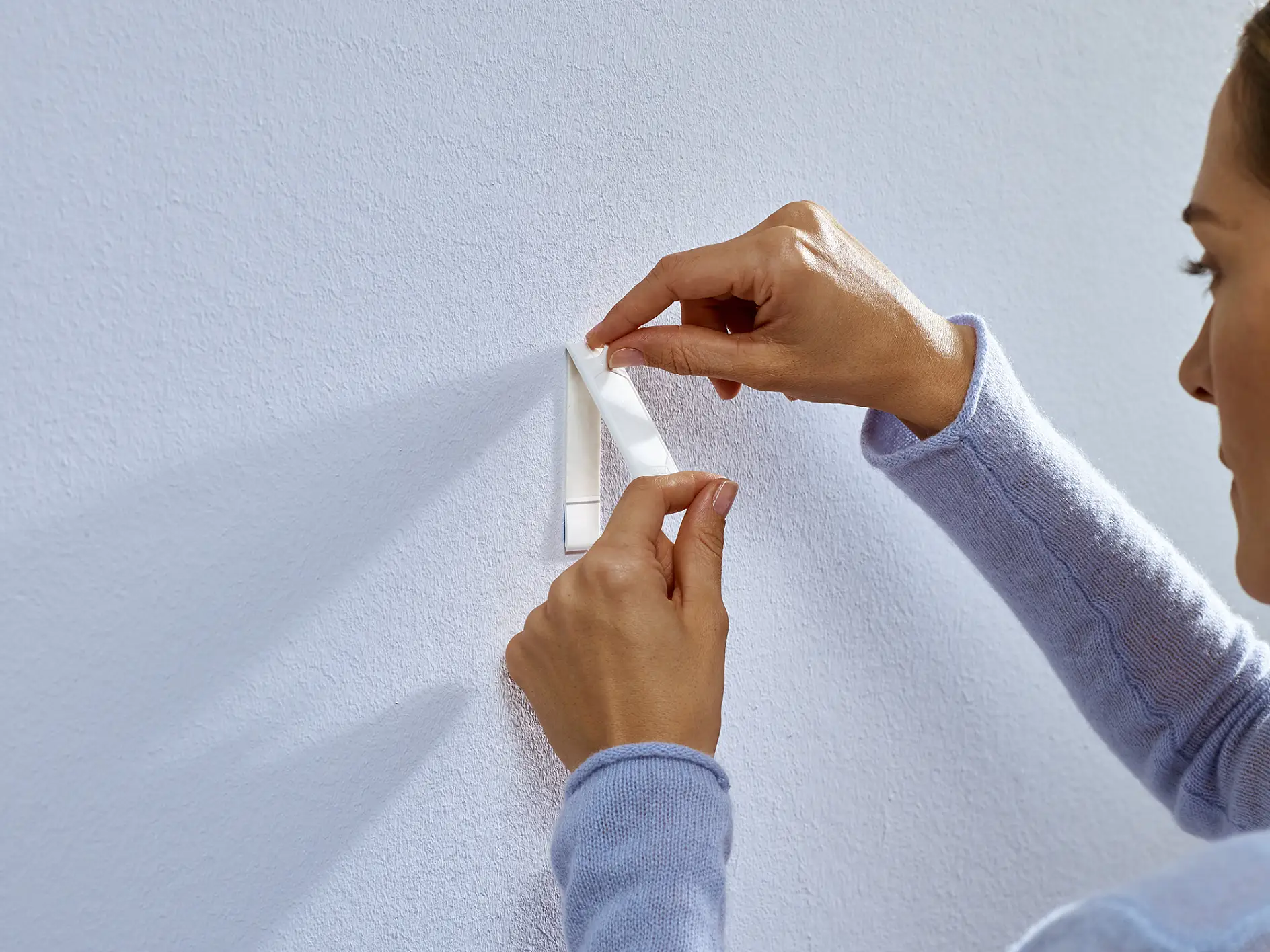 贴上tesa®墙纸与石膏用无痕挂钉（1公斤）。