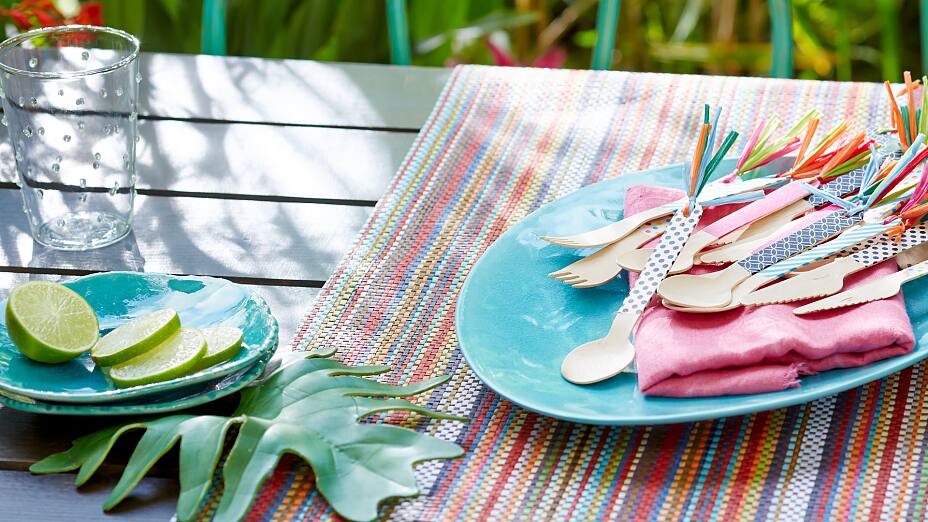 德莎trendpapier 19/Idee 3: Partybesteck / Aufmacher quer Picknickbesteck aus Holz sieht gewöhnlich recht langweilig aus. Wenn man die Griffe aber mit tesa® Deco Tape beklebt und dann noch mit Bastquasten verziert, sind sie ruck, zuck sommertauglich.