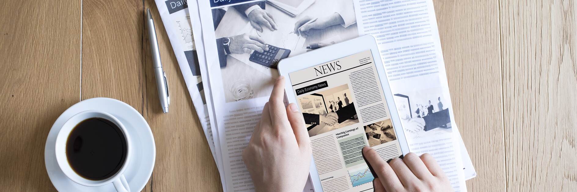 报纸和 iPad 的组合：纸张和印刷