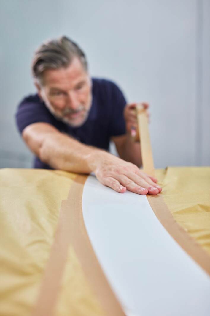 使用 tesa? 4304 粘貼、固定遮蔽紙，以免過度噴涂