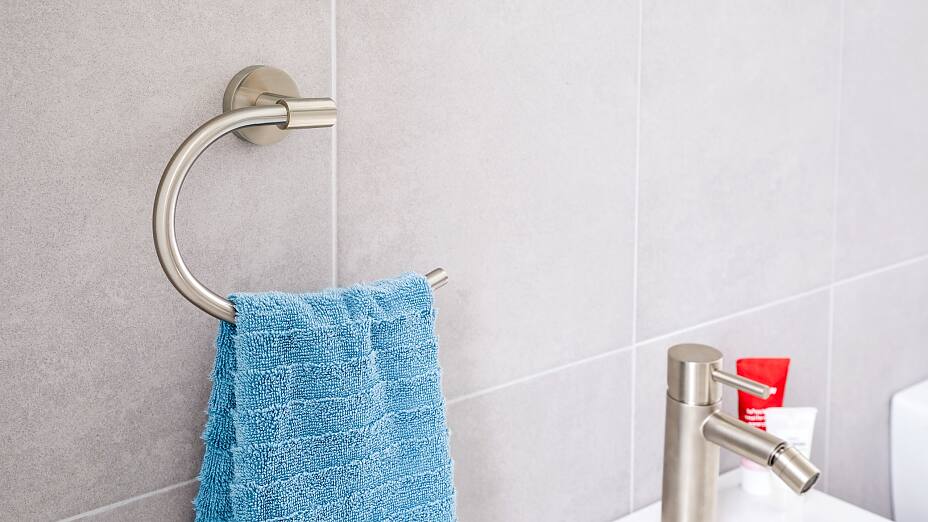 典雅的设计方便实用，使您的擦手毛巾不会离水槽太远，便于使用。