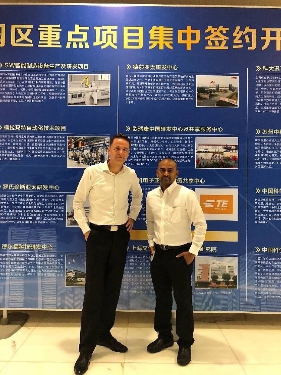 德莎领导在签约现场 德莎大中华区总裁Frank Kolmorgen与德莎苏州工厂总经理Suthesh Kumar在签约现场