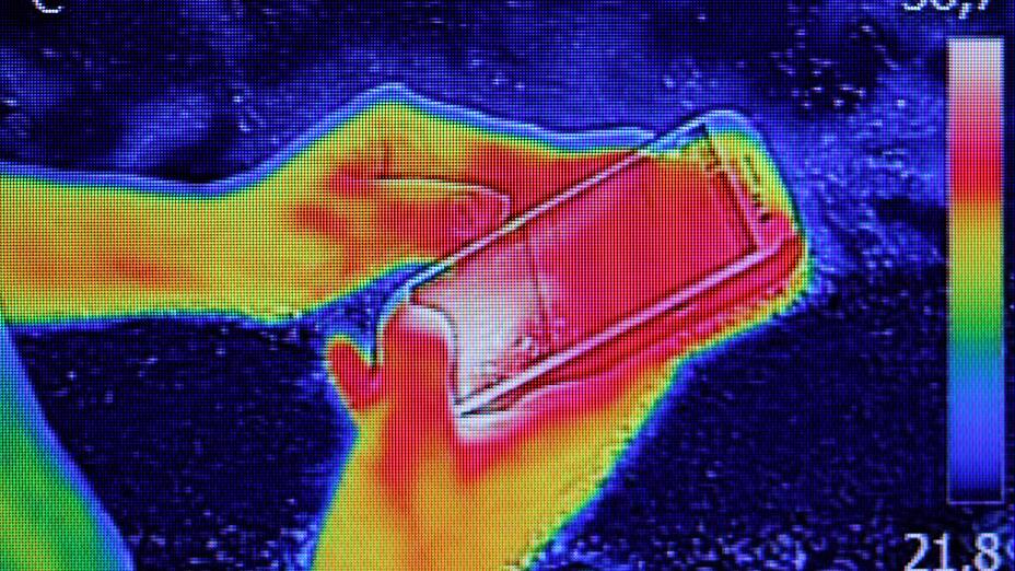 使用智能手机时的热量红外示意图 Infrared thermography image showing the heat emission when Young girl used smartphone or cell phone