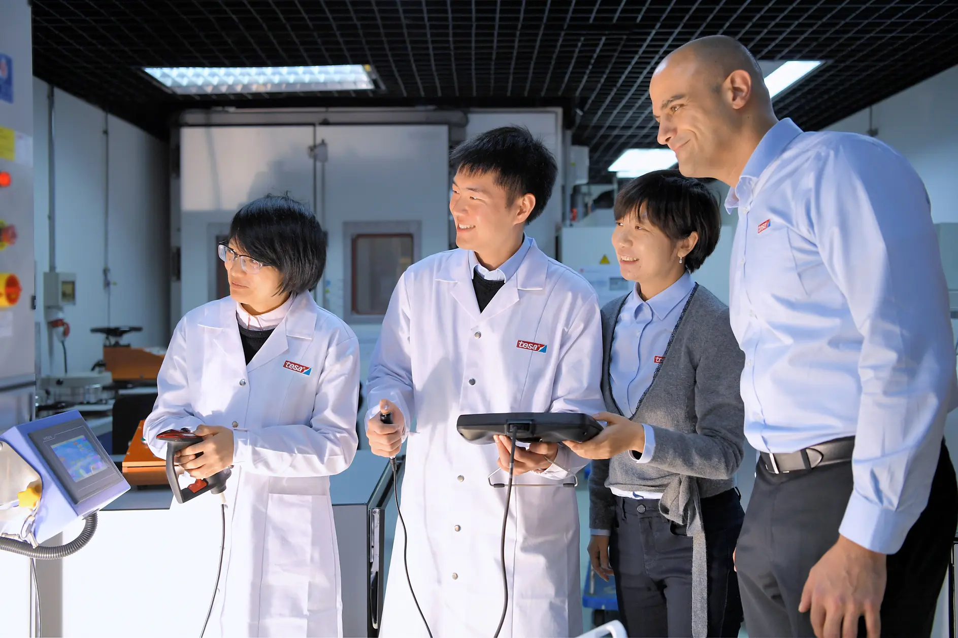 Focusing on the customer: At the Application Solution Center, tesa researchers work with industrial customers to further develop products. The technology group has three facilities like this, one each in China, the United States, and at tesa headquarters.
(Photo: tesa SE. All rights reserved.)