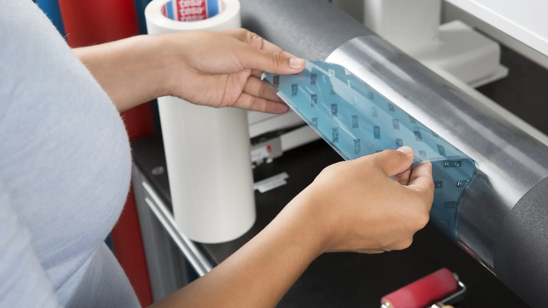 tesa® Softprint柔版印刷胶带具有高质量的泡棉，可满足包装和标签柔版印刷的严苛要求。