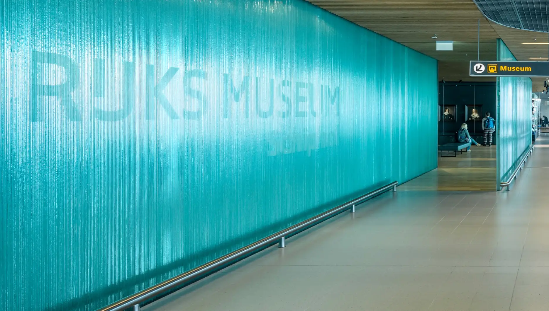 粘合玻璃隔板需要透明、表面轮廓干净清晰和高粘合强度。阿姆斯特丹史基浦机场的成功展示了德莎的可能性。