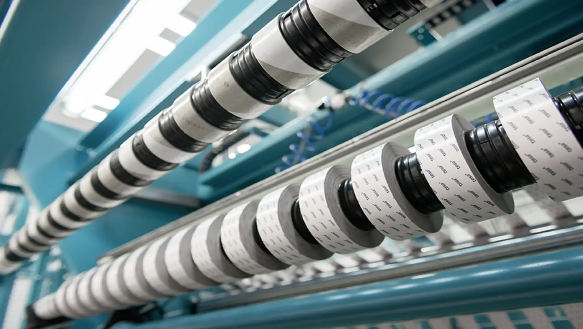 双面胶带可以在造纸行业实现卷对卷的飞接。这使得印刷商不仅可以节省时间，还可以减少生产过程中的浪费。