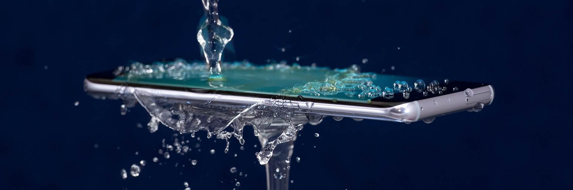tesa-smartphone-under-water
