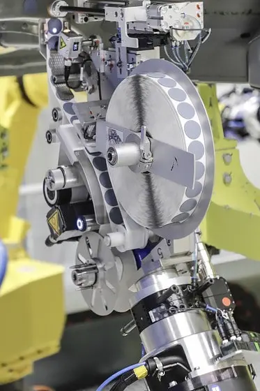 塑料塞子的替代品：由粘合剂制造商 tesa 生产的密封贴片，由机器人快速可靠地定位。(©保时捷股份公司 / tesa SE)