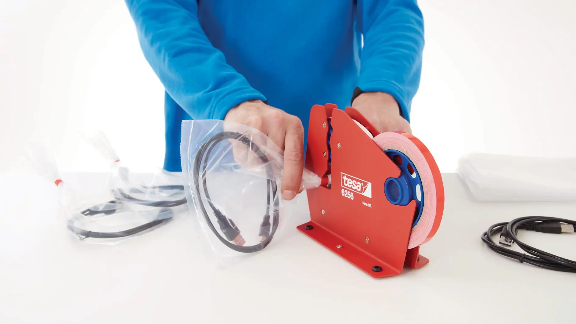 tesa-6256-bag-sealing-dispenser-step2of3-ap